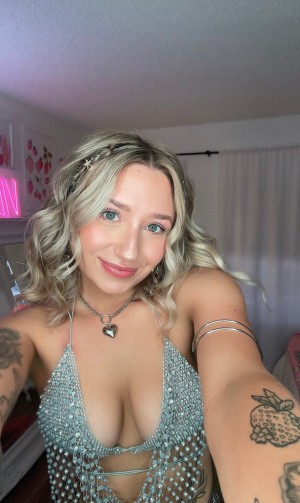 Abbbn0rmal Photo #19