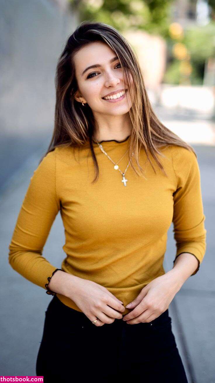 Anjelica Bette Fellini Photo #4