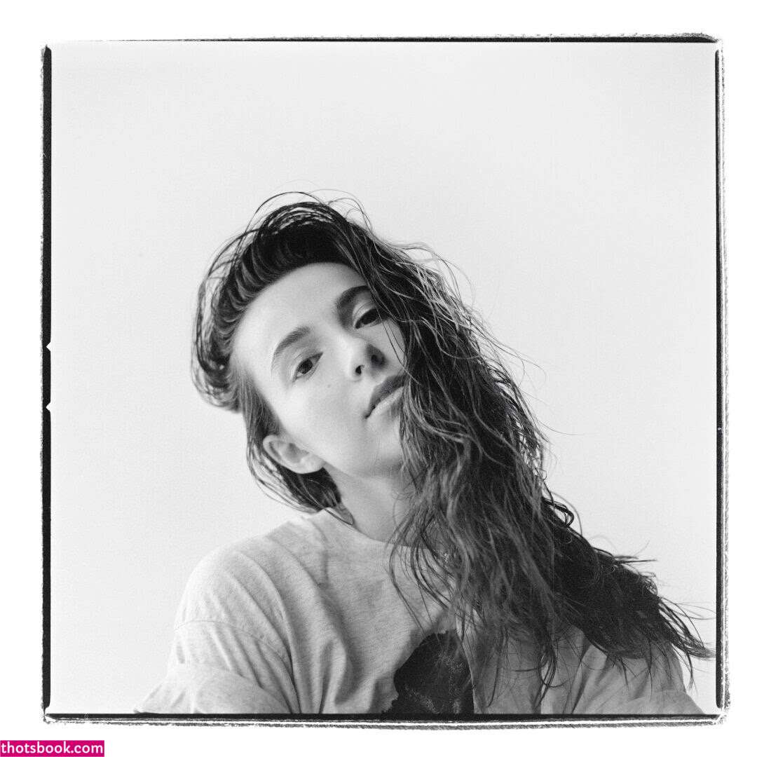 Anjelica Bette Fellini Photo #14