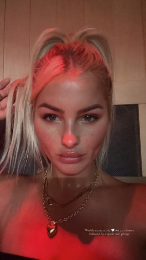 Caroline Weeks Photo #12