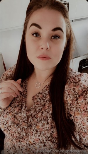 brunettebombxx Photo #2