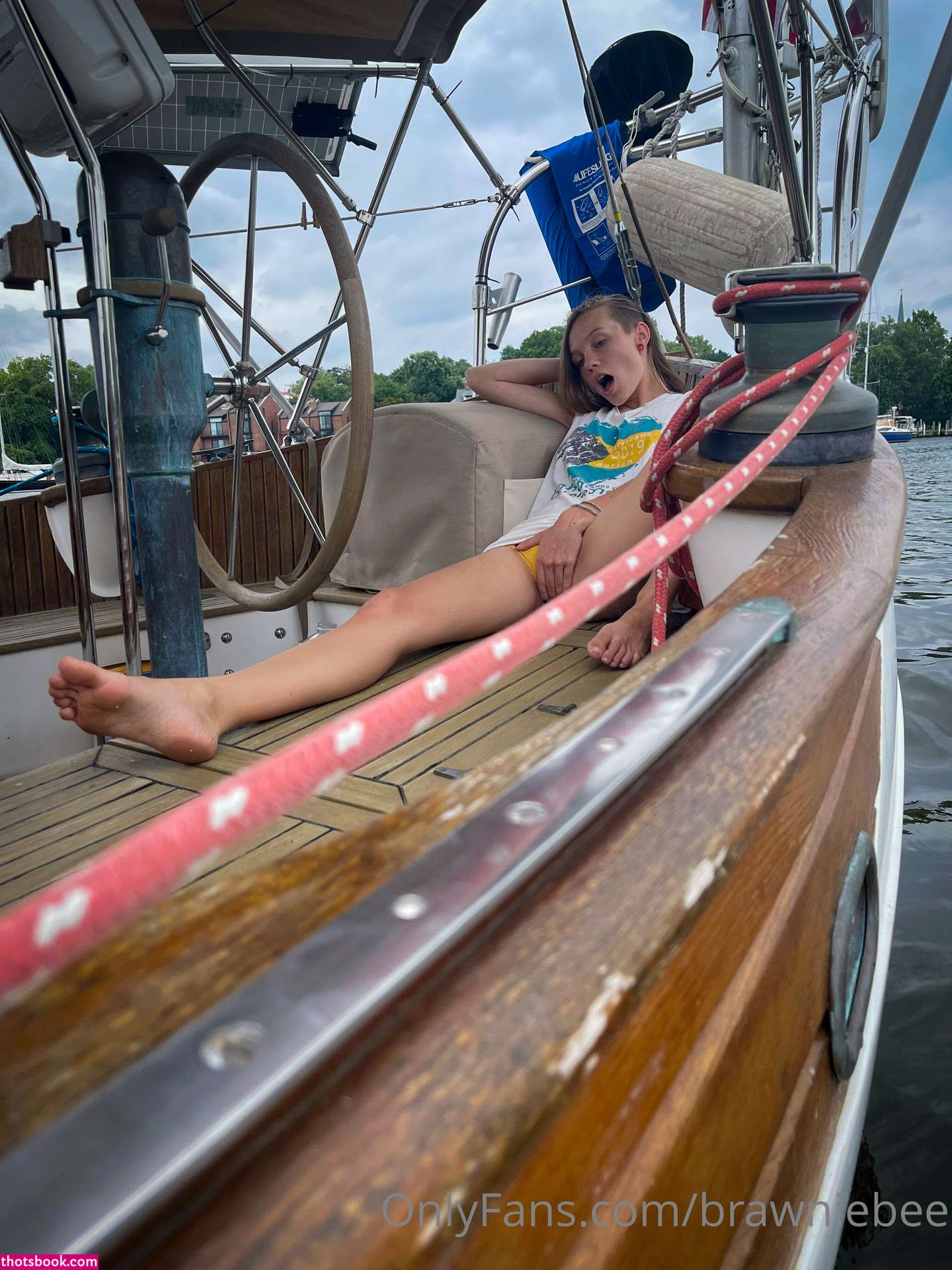 Brawniebee Photo #22