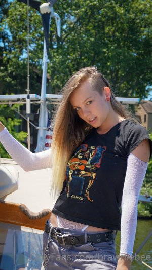 Brawniebee Photo #30