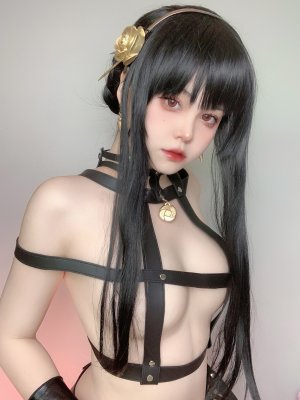 Annie Leonhardt Photo #4