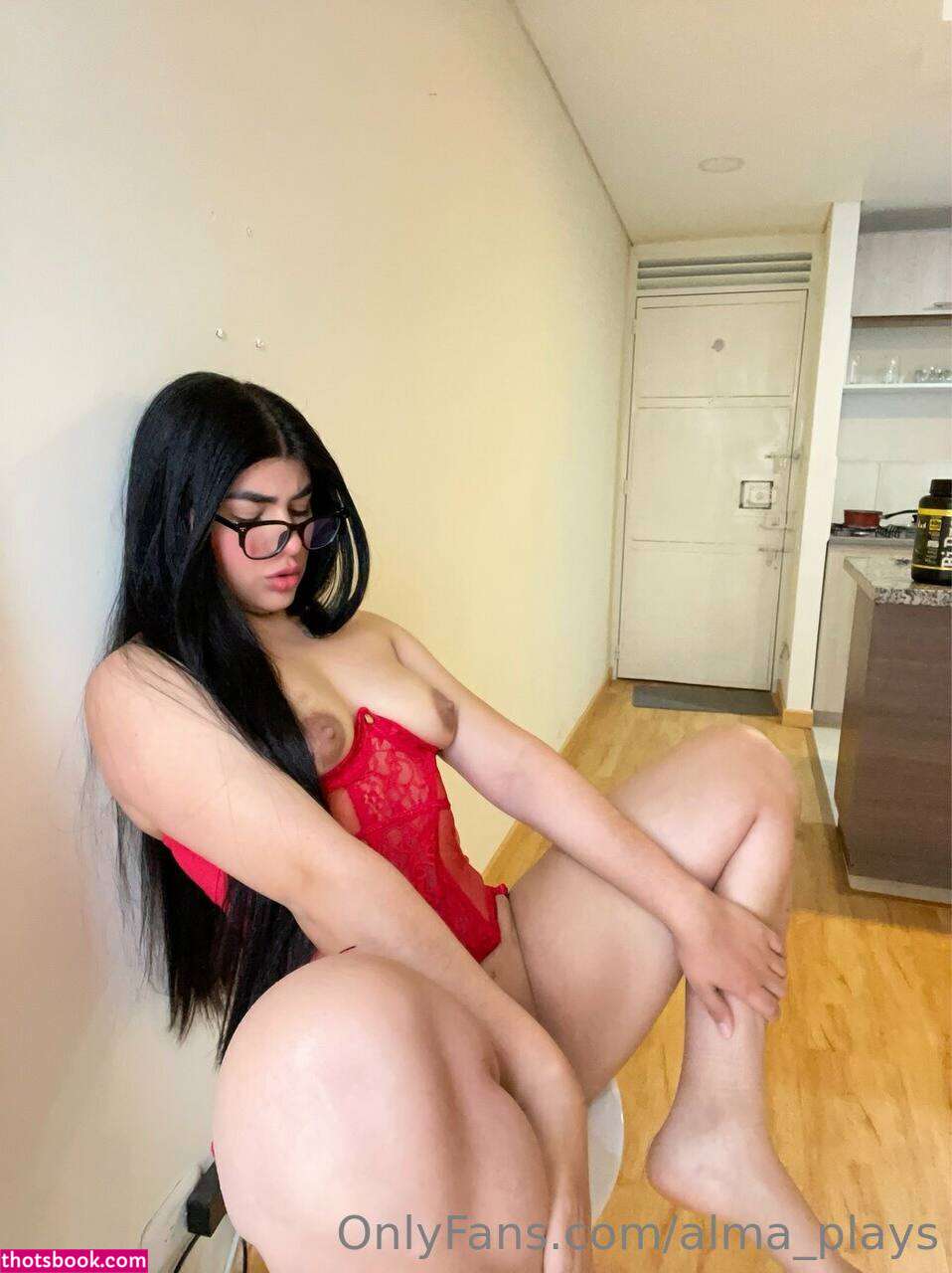 Alma Plays Photo #63