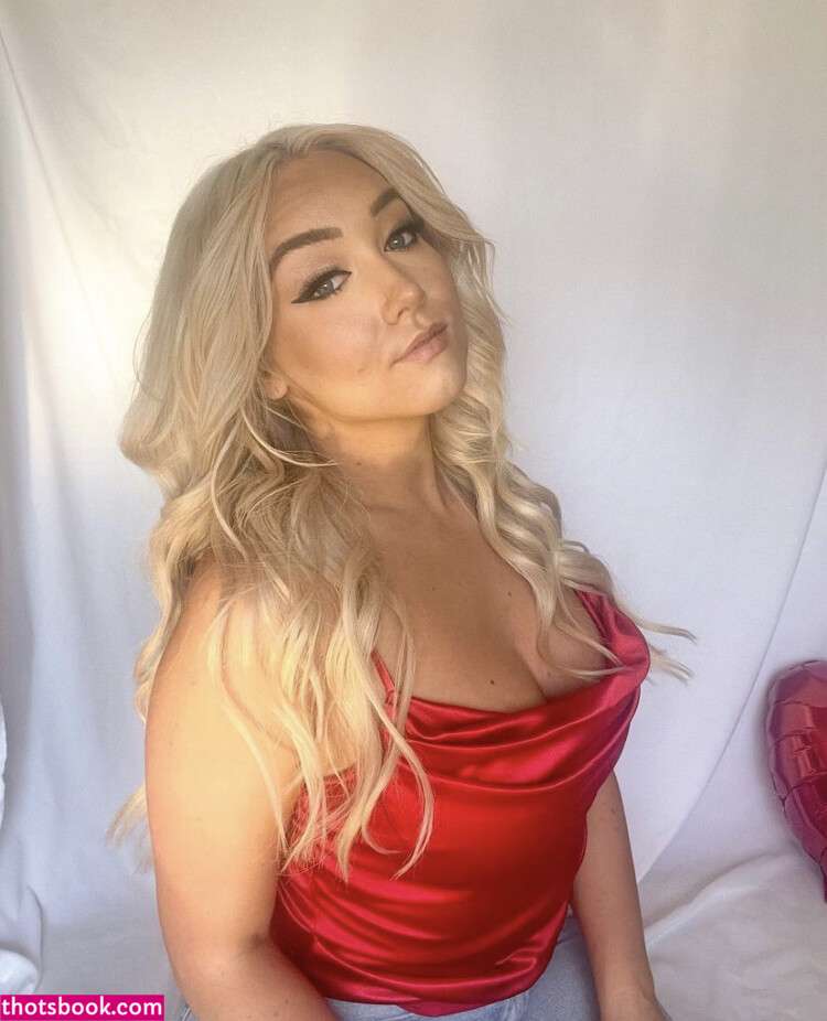 Whitney Wright Photo #8