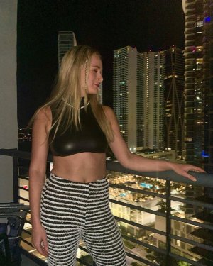 Abby Cummons Photo #6