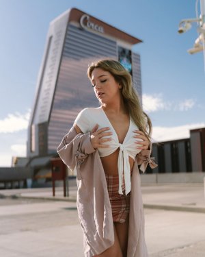 Lauren Brooks Photo #18