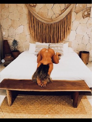 Angie Campuzano Photo #9