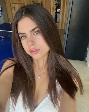 Melissa Leal Photo #9