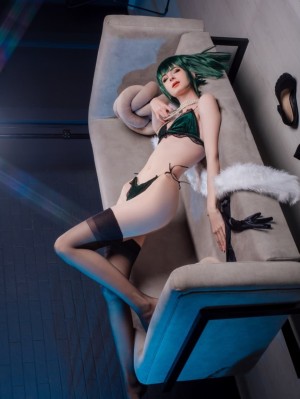 Holly White Photo #9