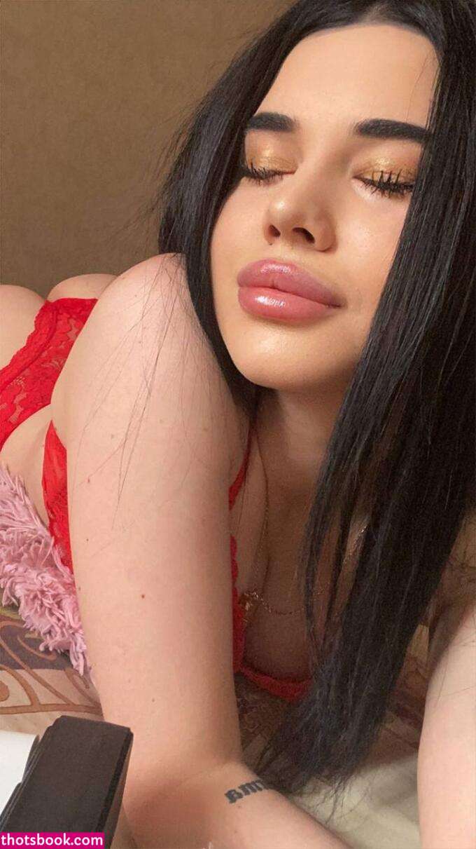 Molly Loveee Photo #4