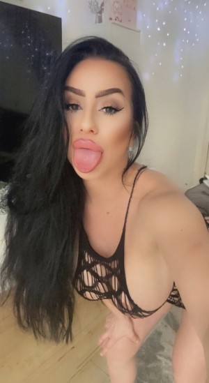 Taraofficialuk Photo #7