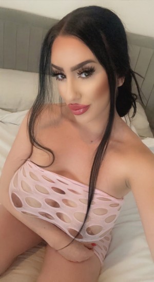 Taraofficialuk Photo #13