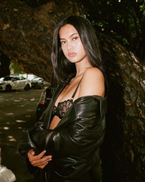 Amanda Sebastian Photo #30