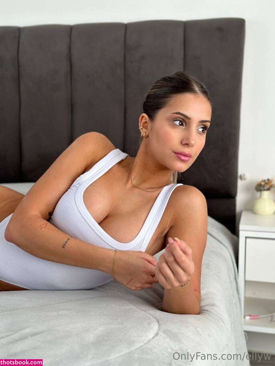 ellyw Photo #2