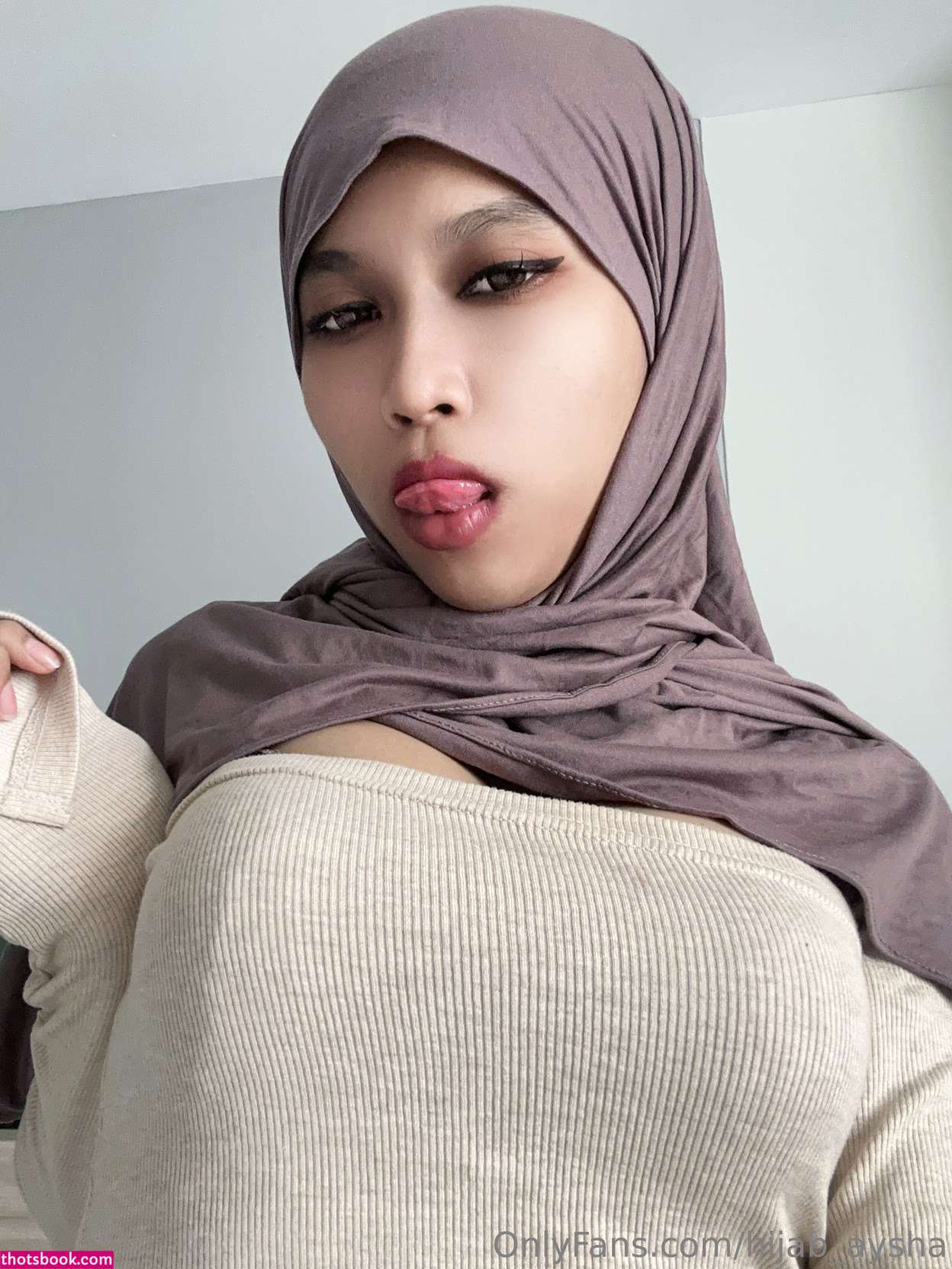 Hijab Aysha Photo #9