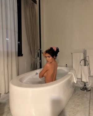 Roxanarosuu Nude Leaks OnlyFans Photos #1
